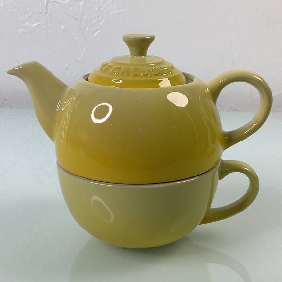 Le Creuset Tea for One Soleil yellow Cup and tea covered pot 10 oz EUC - Picture 1 of 8